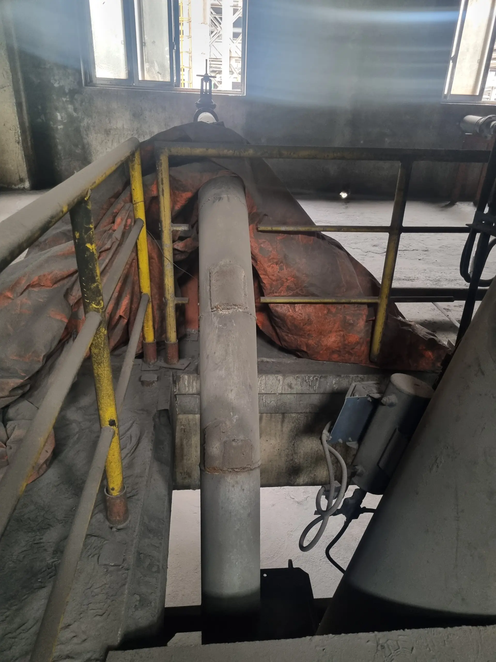 HIỆN TRẠNG TUYẾN ỐNG PHUN THAN - Dự án chống mài mòn tuyến ống phun than – Nhà máy Thiêu kết vê viên Hòa Phát Dung Quất