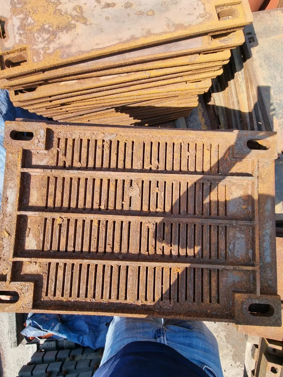 HIỆN TRẠNG TẤM LƯỚI SÀNG CỐC - Dự án tấm lưới sàng cốc chống mài mòn – Nhà máy Luyện cốc Hòa Phát Dung Quất