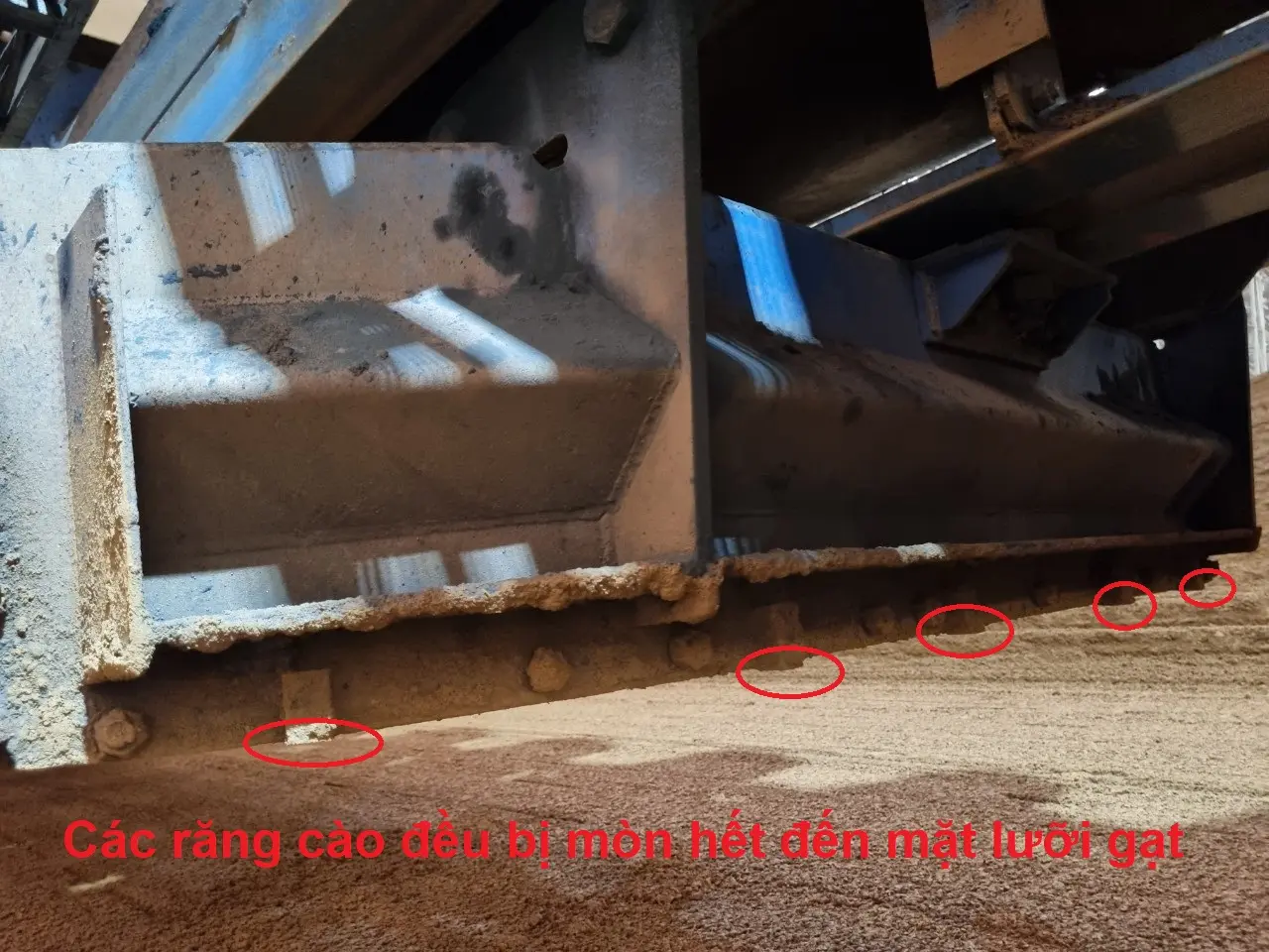 HIỆN TRẠNG TẤM GẠT LIỆU - Dự án chống mài mòn tấm gạt liệu Kho sơ cấp – Nhà máy Nguyên liệu – KLH thép Hòa Phát Dung Quất