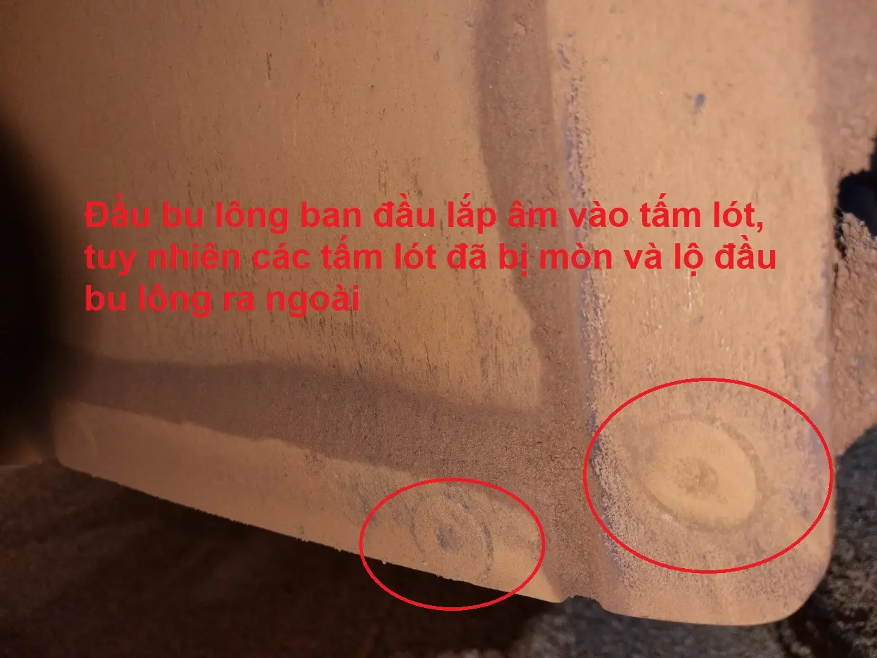 HIỆN TRẠNG TẤM GẠT LIỆU - Dự án chống mài mòn tấm gạt liệu Kho sơ cấp – Nhà máy Nguyên liệu – KLH thép Hòa Phát Dung Quất