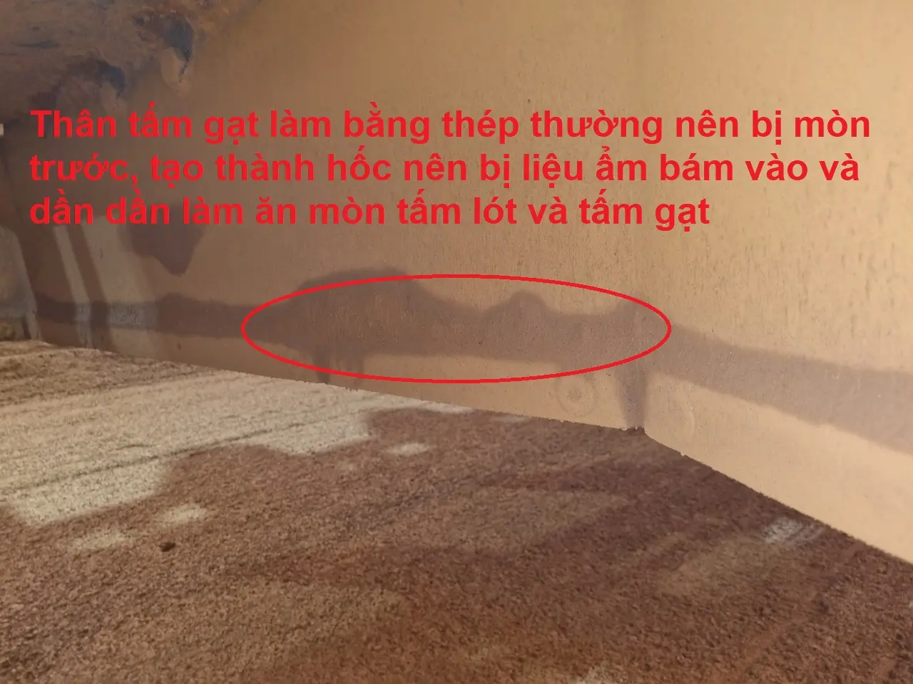 HIỆN TRẠNG TẤM GẠT LIỆU - Dự án chống mài mòn tấm gạt liệu Kho sơ cấp – Nhà máy Nguyên liệu – KLH thép Hòa Phát Dung Quất
