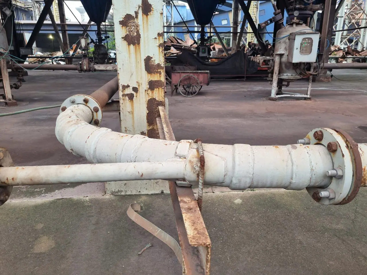 HIỆN TRẠNG TUYẾN ỐNG BẮN BỤI - Dự án chống mài mòn tuyến ống bắn bụi – Nhà máy Thiêu kết vê viên Hòa Phát Dung Quất