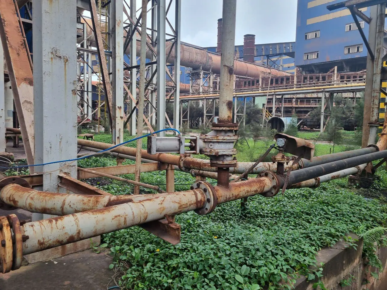HIỆN TRẠNG TUYẾN ỐNG BẮN BỤI - Dự án chống mài mòn tuyến ống bắn bụi – Nhà máy Thiêu kết vê viên Hòa Phát Dung Quất